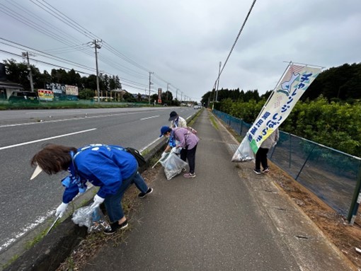 牛久市ネットワーカー連絡協議会　ゴミ拾いの様子