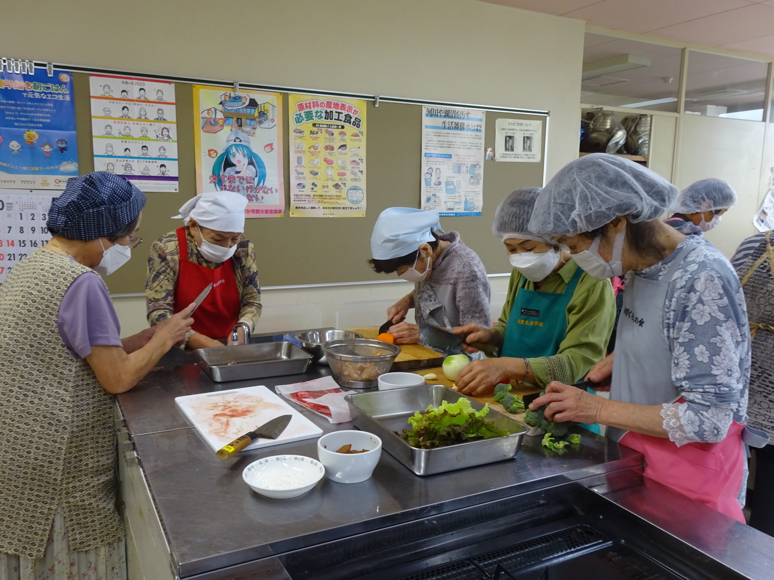 野菜を切っている写真