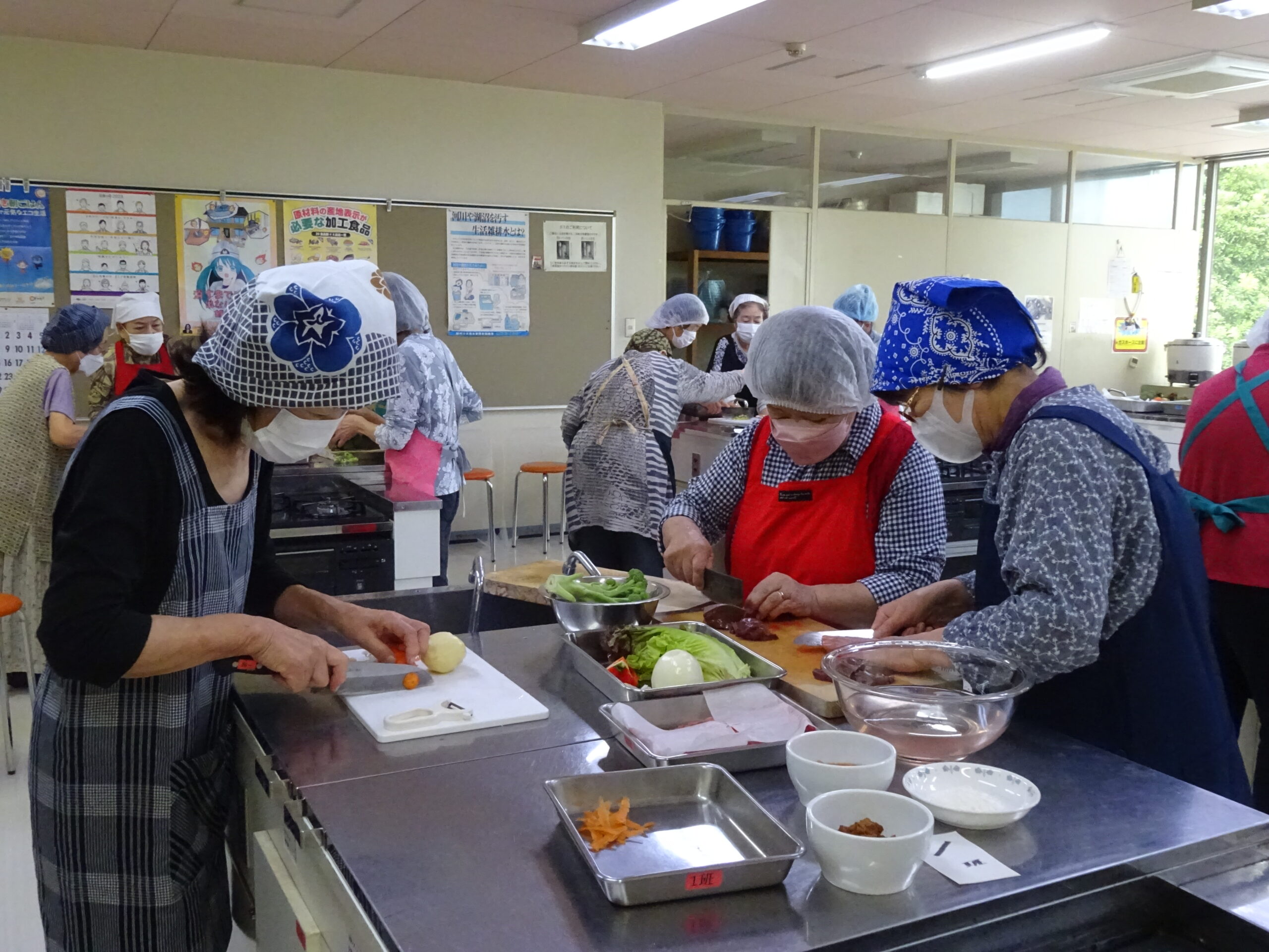 野菜を切っている写真