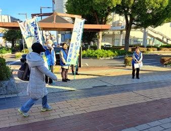 通勤・通学で下館駅を利用される方にあいさつ、声かけ運動を行う様子