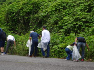 みんなで涸沼自然公園の周辺を散策しながら、ごみを拾う様子