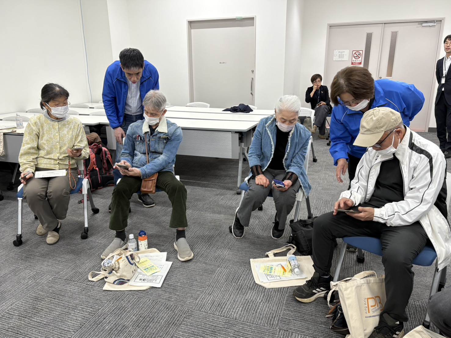 サポートを受けながら、実際に機能練習をする様子